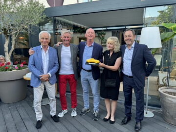 Simon et Polly, 3ème prix du Concours d'Etat reçoivent leut prix qui arbore le 'yellow speed' de leur 993 R